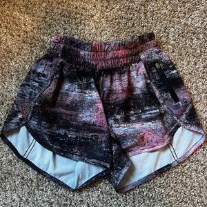 Lululemon Tracker Short V *4" Azurite Poppy Coral Multi